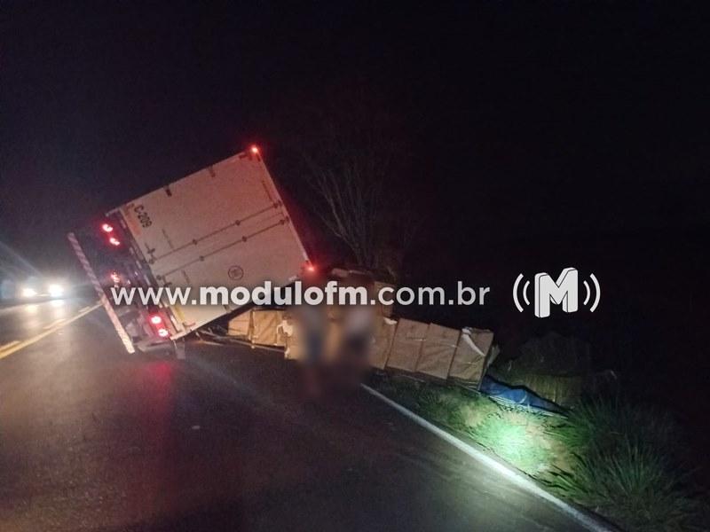 Carreta com carga de celulose tomba na BR-365 próximo a Patrocínio