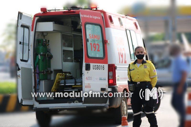 Colisão entre carro e moto deixa motociclista com fratura na perna em Patrocínio