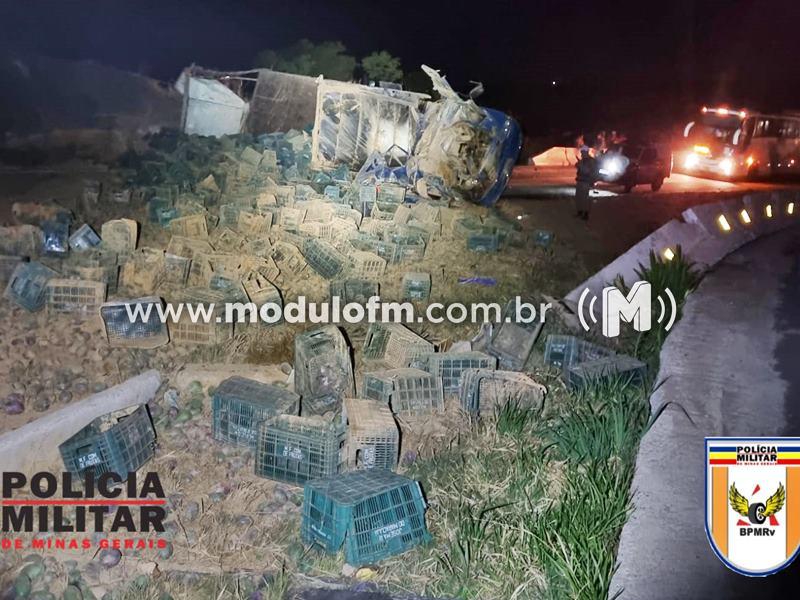 Grave acidente deixa motorista ferido e interdita rodovia BR-146 em Serra do Salitre