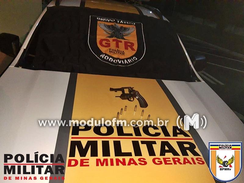 Homem detido por porte ilegal de arma de fogo na MG 230