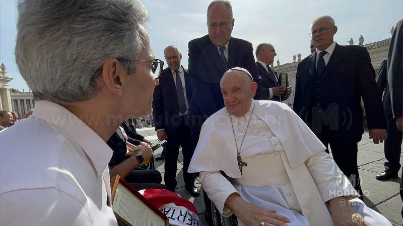 Papa Francisco é presenteado com café e abençoa bandeira de Minas Gerais
