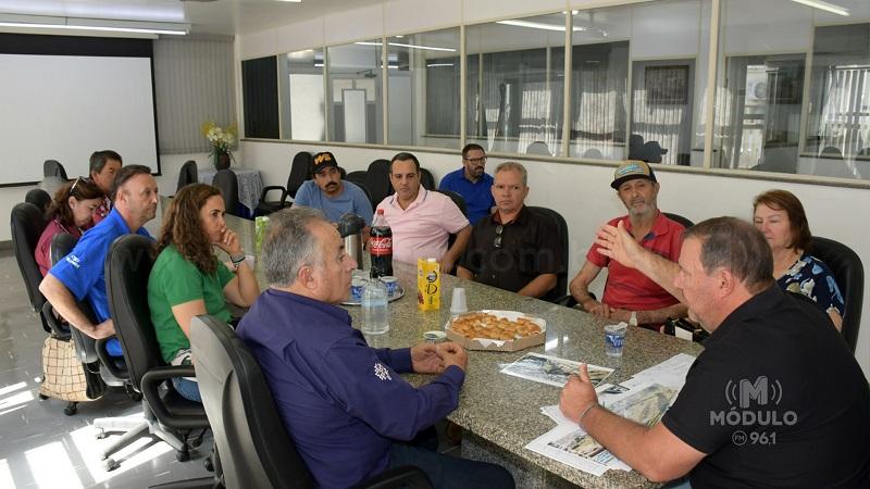 Prefeito realiza reunião e apresenta três opções de terrenos para construção de sede própria da Acarpa