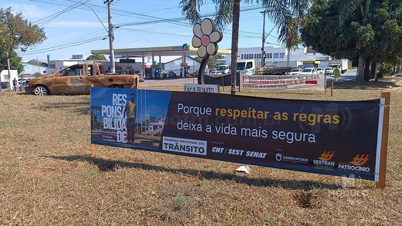 SESTRAN instala faixas e veículos danificados nas vias para conscientizar motoristas e pedestres
