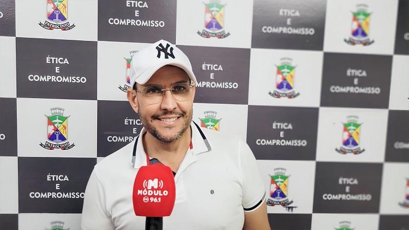 Vereador rebate internauta que o criticou por usar boné...