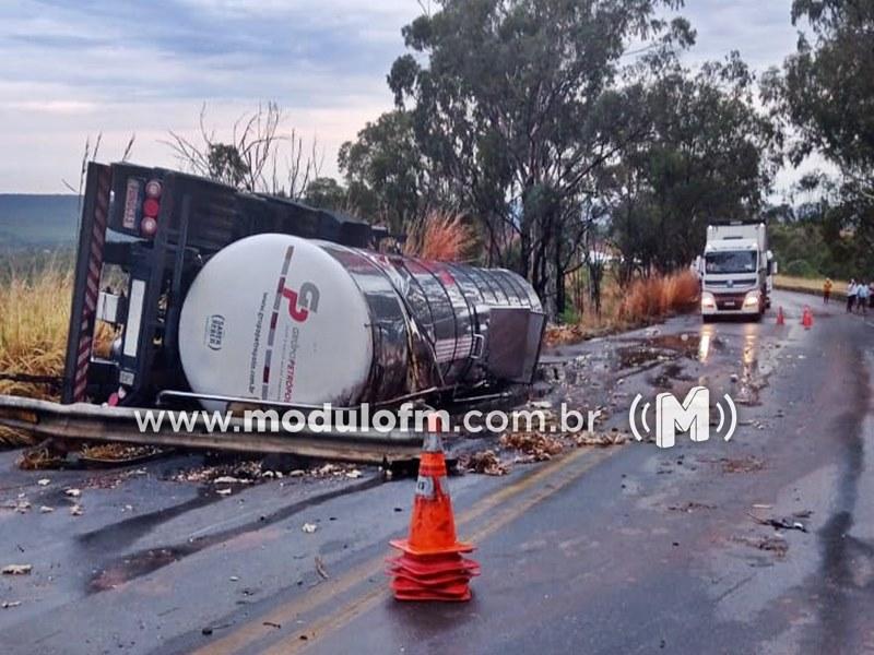 Acidente causa vazamento de malte e deixa motorista ferido na BR-365