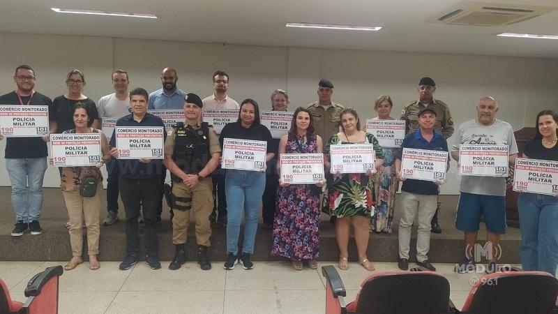 Base Comunitária Móvel da Polícia Militar promove reunião comunitária das Redes de Proteção Preventiva de Comércios Protegidos