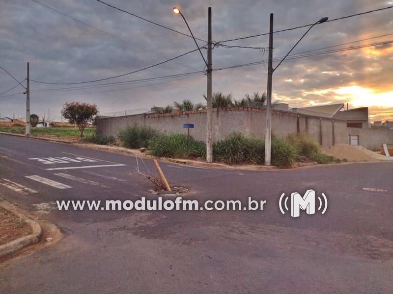Imagem 2 do post Bueiro aberto próximo ao supermercado Bernardão no bairro Belvedere aumenta o risco de acidentes e moradores cobram reparos