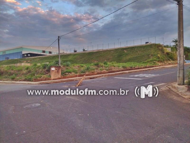 Imagem 1 do post Bueiro aberto próximo ao supermercado Bernardão no bairro Belvedere aumenta o risco de acidentes e moradores cobram reparos