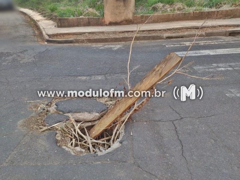 Bueiro aberto próximo ao supermercado Bernardão no bairro Belvedere aumenta o risco de acidentes e moradores cobram reparos