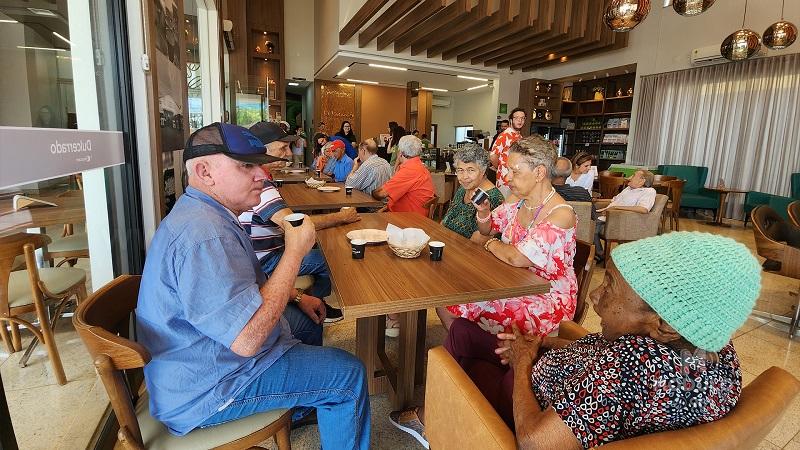 Dulcerrado realiza café da manhã especial para usuários da Casa do Idoso