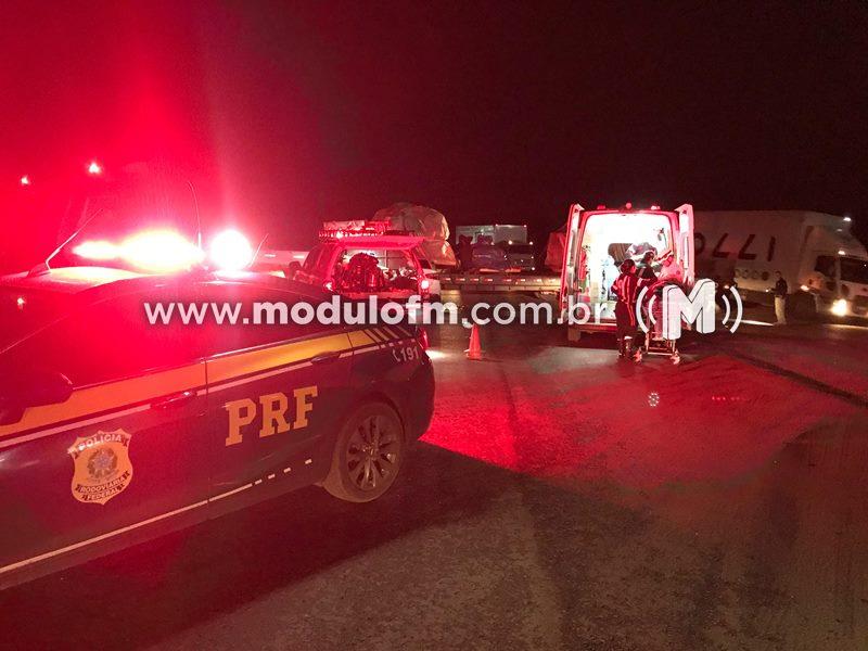 Motorista realiza manobra e causa acidente entre carreta e carro de passeio com dois feridos na BR-365