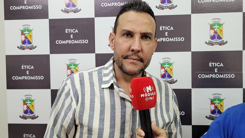 Prefeito veta projeto sobre desembarque fora do ponto de ônibus e vereador comenta: “a oposição bate forte aqui dentro da Câmara”