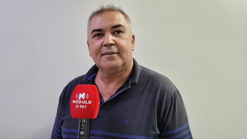 Vereador lamenta derrota em projeto que pretendia aumentar prazo para construção de calçadas e rebate líder de governo