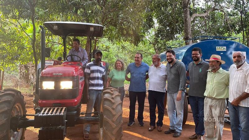 Vereadora entrega trator e equipamentos para comunidade rural de Patrocínio