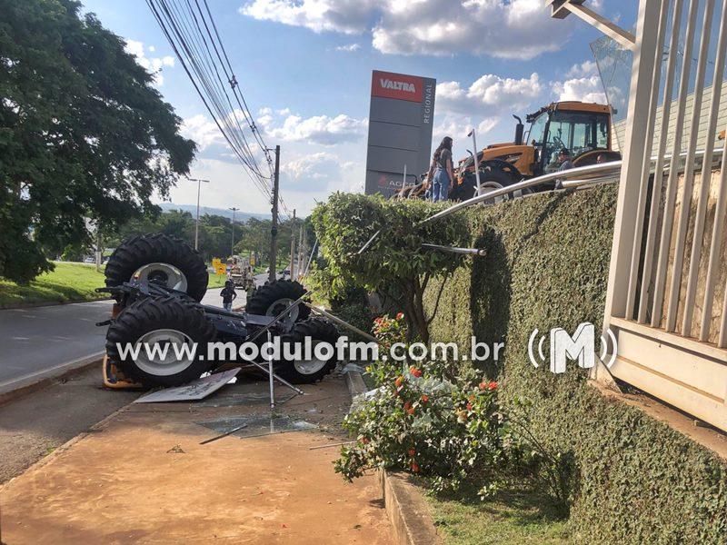 Acidente com trator de R$ 300 mil deixa funcionário de concessionária ferido em Patos de Minas