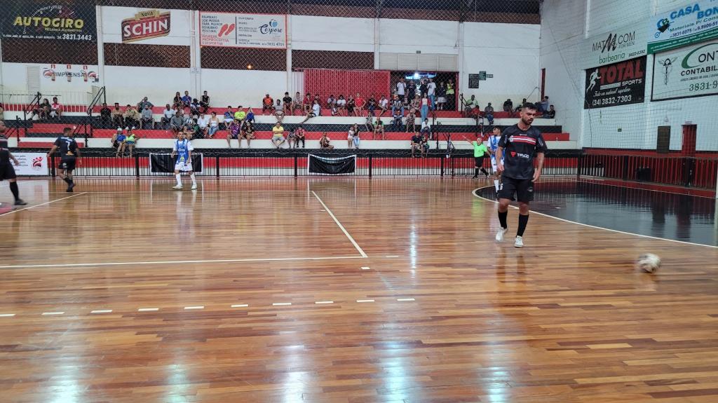 Imagem 5 do post Chuva de gols e final definida na 4ª Liga de Futsal:  Michael Pinturas e Brasil Lubrificantes/Espetinho  do Fernandinho disputam o título e 10 mil reais
