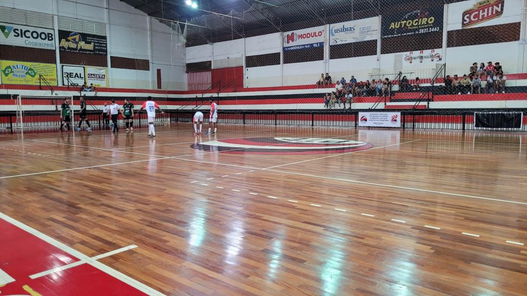 Imagem 4 do post Chuva de gols e final definida na 4ª Liga de Futsal:  Michael Pinturas e Brasil Lubrificantes/Espetinho  do Fernandinho disputam o título e 10 mil reais