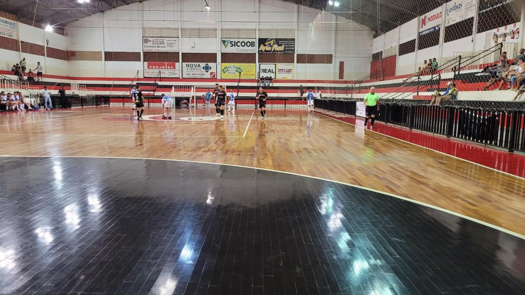 Imagem 6 do post Chuva de gols e final definida na 4ª Liga de Futsal:  Michael Pinturas e Brasil Lubrificantes/Espetinho  do Fernandinho disputam o título e 10 mil reais