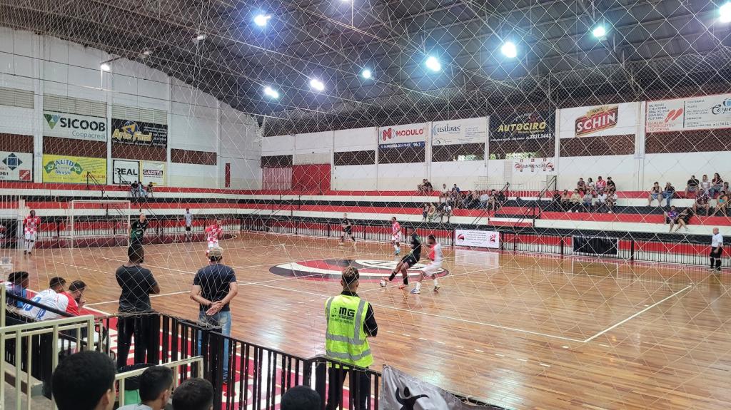 Imagem 2 do post Chuva de gols e final definida na 4ª Liga de Futsal:  Michael Pinturas e Brasil Lubrificantes/Espetinho  do Fernandinho disputam o título e 10 mil reais