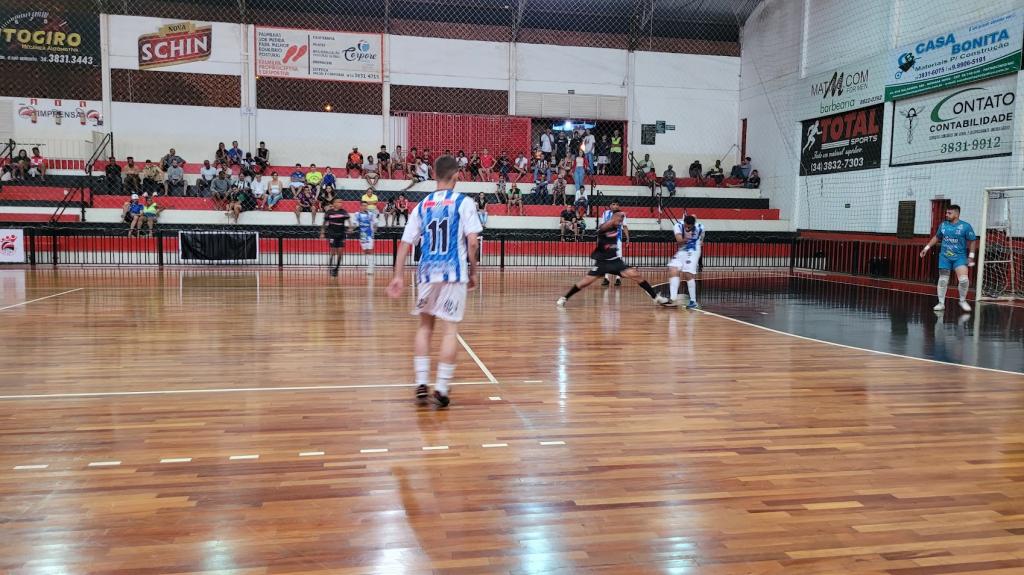 Imagem 1 do post Chuva de gols e final definida na 4ª Liga de Futsal:  Michael Pinturas e Brasil Lubrificantes/Espetinho  do Fernandinho disputam o título e 10 mil reais