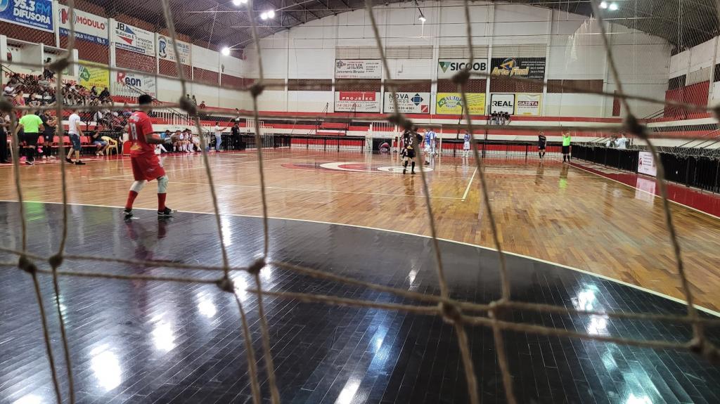 Chuva de gols e final definida na 4ª Liga de Futsal:  Michael Pinturas e Brasil Lubrificantes/Espetinho  do Fernandinho disputam o título e 10 mil reais