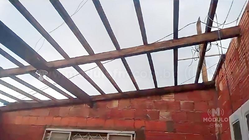 Chuva deixa casa de família destelhada no bairro Manoel Nunes