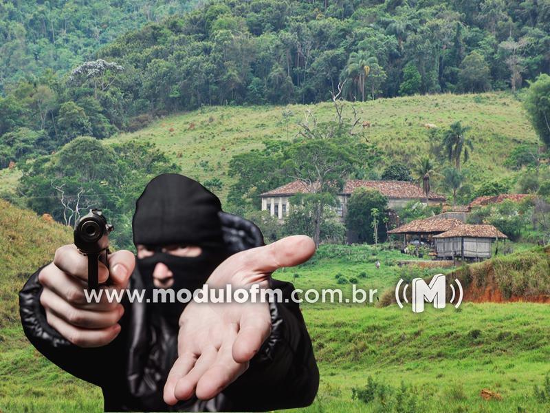 Idosa vive momentos de pânico após ter arma apontada na cabeça durante assalto em fazenda de Patrocínio