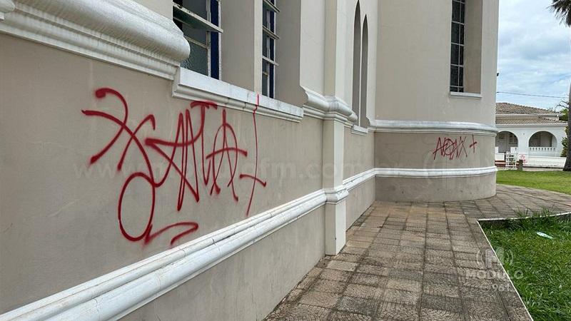 Igreja Matriz amanhece pichada por vândalos em Patrocínio