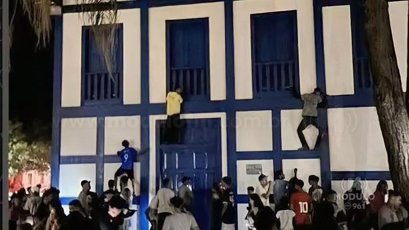Paracatu: caça ao tesouro promovida por influenciador digital termina com praças depredadas e escalada em igreja