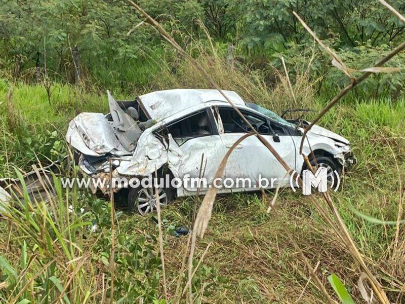 Veículo com placas de Serra do Salitre aquaplana e capota em curva perigosa durante temporal na MG-230