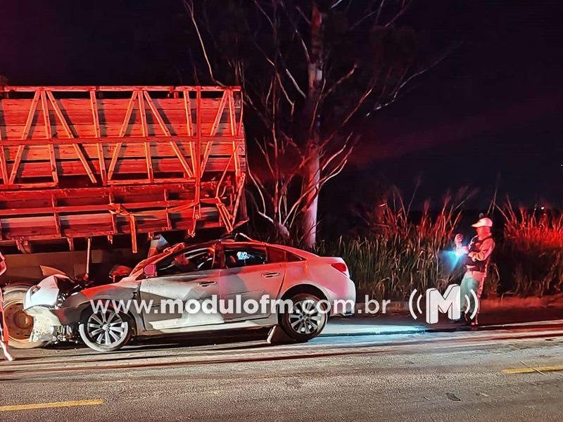 Veja o vídeo: Veículo bate na traseira de caminhão e motorista fica preso às ferragens na BR-365 em Patrocínio