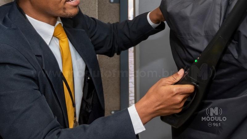 Vigia discriminado no trabalho por usar cabelo “black power”...