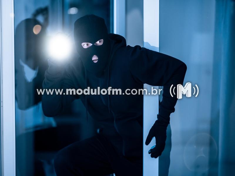 Criminosos armados invadem bar e deixam funcionários em pânico em Patrocínio