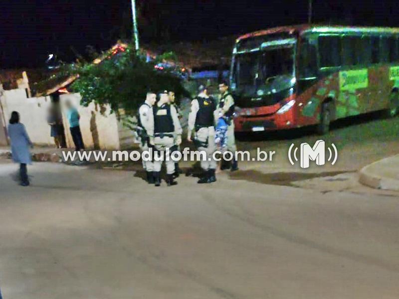 Homem é assassinado a facadas após briga desencadeada por discussão de celular em Iraí de Minas