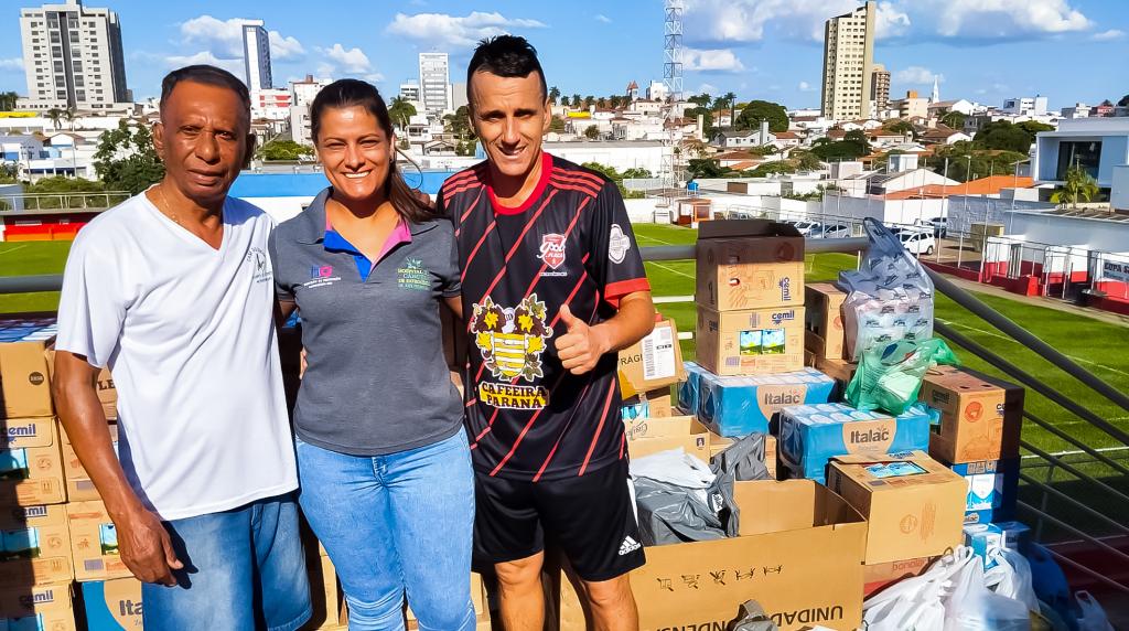 Jogo beneficente tem goleada de doações: cerca de 1,5...
