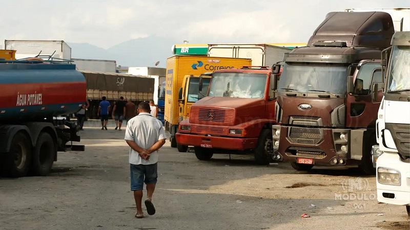 Um em cada três caminhoneiros e motoristas de ônibus dirige sem ter descansado o mínimo exigido em lei