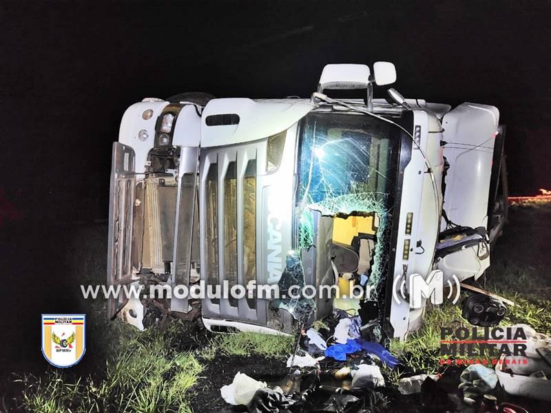 Carreta carregada de gado tomba causando a morte de animais e deixando motorista em estado grave na BR-146 em Serra do Salitre