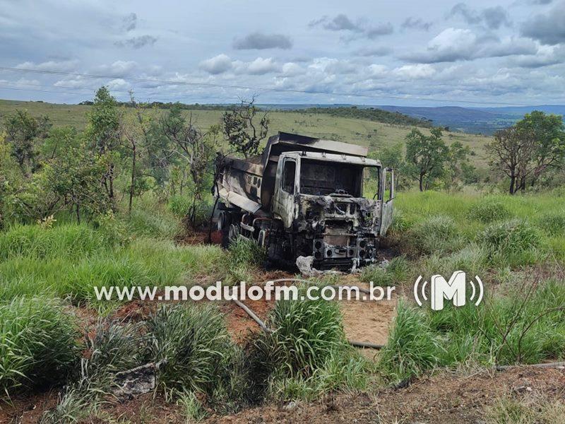 Motorista escapa ileso de caminhão em chamas na BR-146 em Serra do Salitre