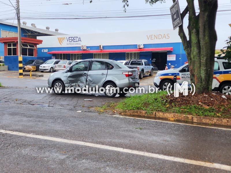 Mulher é socorrida pelo SAMU após colisão entre dois veículos em Patrocínio