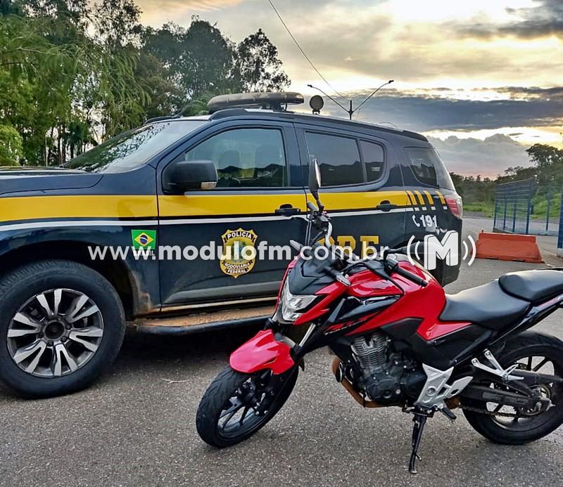 Polícia Rodoviária Federal recupera em bagageiro de ônibus, motocicleta furtada em São Paulo