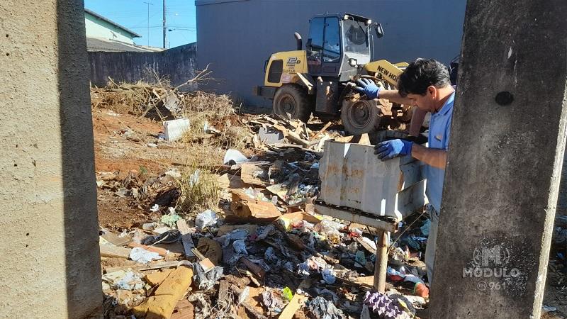 Secretarias de Saúde e Obras realizam mutirão de limpeza para combater a dengue em Patrocínio