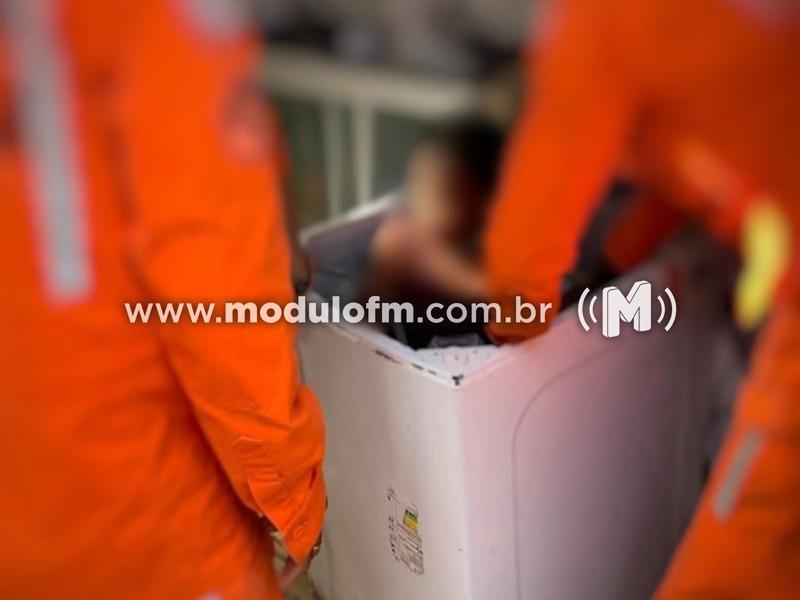 Criança de 6 anos é resgatada após ficar presa em máquina de lavar em Patrocínio