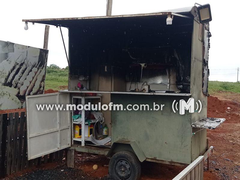 Fritadeira elétrica causa incêndio em trailer de lanches de Patrocínio