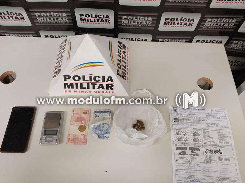 Jovem é preso por suspeita de tráfico de drogas após perseguição policial no bairro Enéas