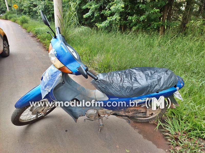 Agentes da Sestran flagram adolescente de 13 anos sem capacete pilotando moto furtada em Patrocínio