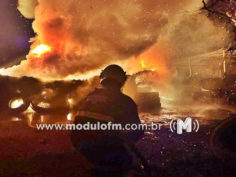 Incêndio de grandes proporções atinge depósito de pneus em Patos de Minas