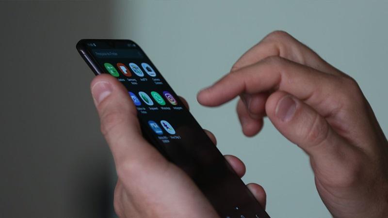 Justiça determina indenização a motorista por uso de celular particular no trabalho
