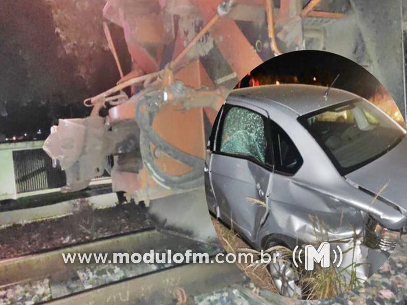 Carro “apaga” em cima de linha férrea e é atingido por trem; duas mulheres ficaram feridas em Patrocínio