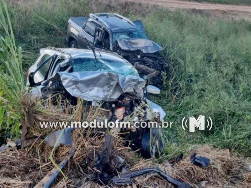 Colisão frontal deixa dois mortos e três feridos na...