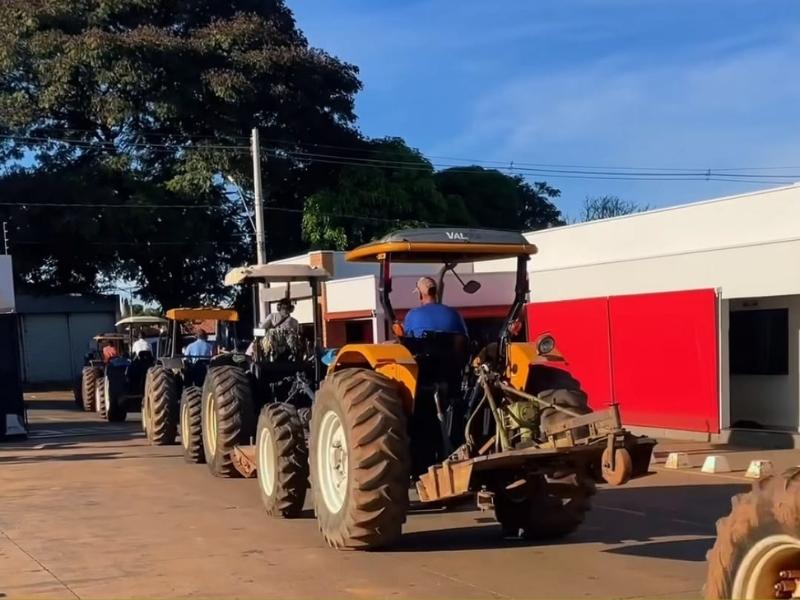Conselhos rurais cedem tratores e operadores em ajuda ao mutirão de limpeza do Governo Municipal